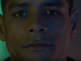 Man en vrouw herleven hun dood elke dag opnieuw in nieuwe Netflix-serie Russian Doll