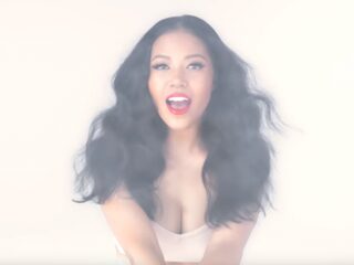 Amerie maakt comeback met 'Curious' videoclip