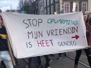 Ruim tienduizend jongeren protesteerden bij klimaatmars en dat deden ze met creatieve slogans