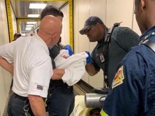 Vrouw bevalt aan boord van vliegtuig van een zoon