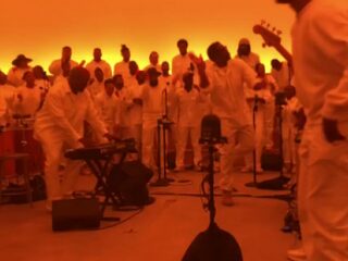 Kanye West danst samen met North tijdens zijn muzikale Sunday Service