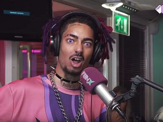 Opvallende verschijning Døs valt in de smaak bij de FunX Talent-jury