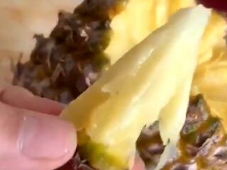 Zo eet je een ananas zonder een mes te gebruiken