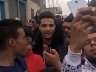 L'Algerino demonstreert mee bij protesten in Algerije