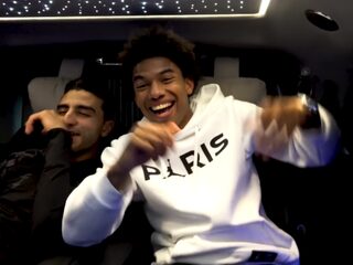 Touzani verrast toptalent Calvin Stengs met Willem van Hanegem en Rarko