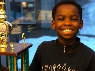 8-jarige Nigeriaanse schaakkampioen helpt zijn gezin aan een dak boven hun hoofd