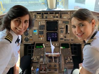 Foto van moeder en dochter die beiden piloot zijn, gaat viral