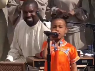 North West 'leadzangeres' tijdens nieuwe Sunday Service