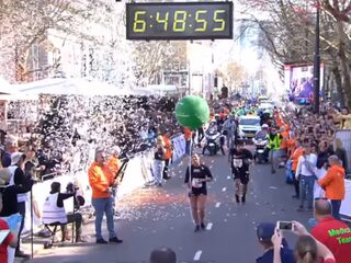 Esther liep ongetraind de marathon om medaille aan zieke vriendin te geven