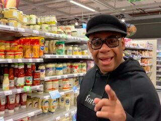 Howard Komproe proeft nieuwe 'Surinaamse bananenketchup' en dit is wat hij vindt