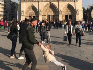 Massale zoektocht naar man en kind die op foto poseerden kort voor brand in Notre-Dame