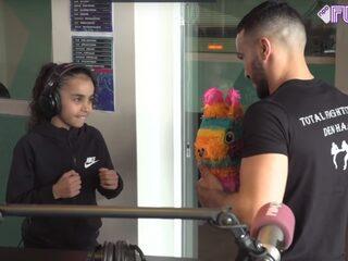 Kickbokstalent Amira (9) laat haar skills zien op een piñata