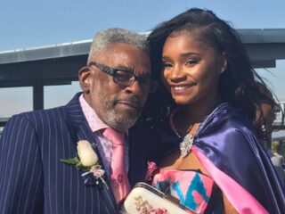 Opa neemt kleindochter mee naar schoolfeest, omdat ze geen date had