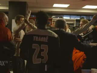 Spelers van Ajax gaan los op 'Herres' na winst KNVB-beker