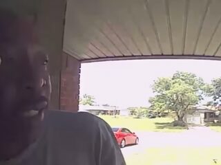 VIDEO: Slang bijt man in gezicht die aanbelt bij beste vriend