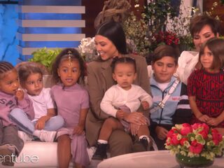 Kourtney neemt alle Kardashian-kids mee naar Ellen DeGeneres