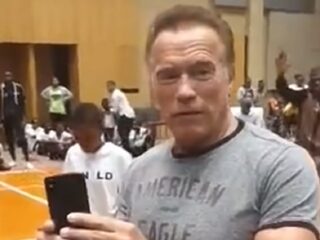 VIDEO: Arnold Schwarzenegger aangevallen tijdens eigen event in Zuid-Afrika