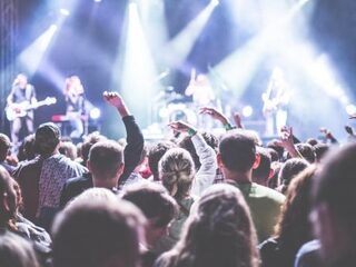 Ook mannen worden ongewenst betast op feestjes: "Ze pakte me vol op mijn bek"