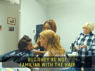 Tamekia leert adoptieouders omgaan met kroeshaar van hun kinderen