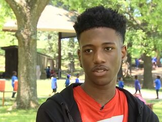 Dakloze Tupac slaagt cum laude en krijgt drie miljoen aan studiebeurzen aangeboden