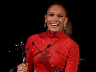 Jennifer Lopez steelt de show in crop top met 43.000 kristallen