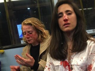 Vrouwen mishandeld in bus omdat ze weigerden te zoenen met elkaar