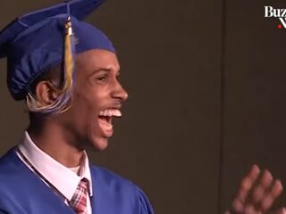 Student met spraakstoornis laat de zaal lachen tijdens afstudeerspeech