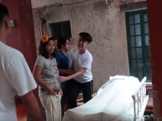 Ophef over vlog van jongen die zichzelf filmt kort nadat zijn vader overlijdt