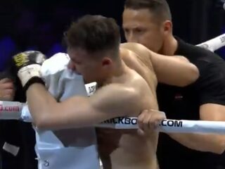 Kickbokser Mohammed Jaraya woest nadat dokter wedstrijd heeft beëindigd