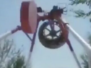 Schokkende beelden: attractie breekt hoog in de lucht in tweeën