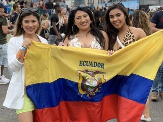 Zo shinen de bezoekers van Pal Mundo trots met hun vlaggen