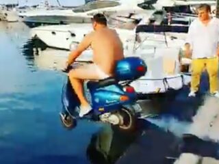 Mario Balotelli daagt man uit om met scooter de zee in te rijden