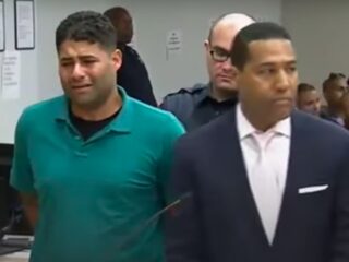 Vader wiens tweeling overleed in een te hete auto pleit 'onschuldig'