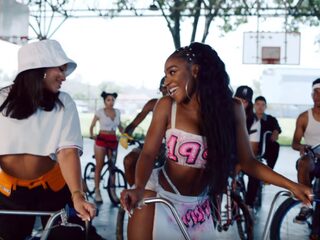Normani krijgt fans hyped met op jaren 90 geïnspireerde video 'Motivtation'