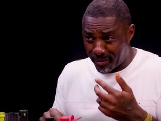 Idris Elba stikt bijna in te pittige kippenvleugel en wordt viral meme