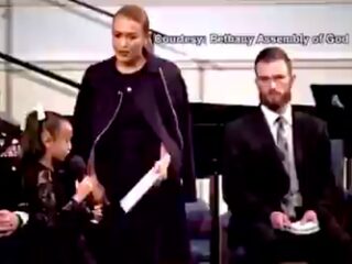 9-jarig meisje geeft krachtige speech op herdenkingsdienst van vader