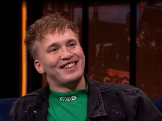 Snelle raakt mensen met gevoelige track 'Reünie' en ontvangt platinaplaat