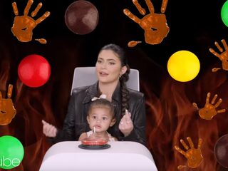 Kylie en Stormi (1) beantwoorden persoonlijke vragen in Ellens Hot seat