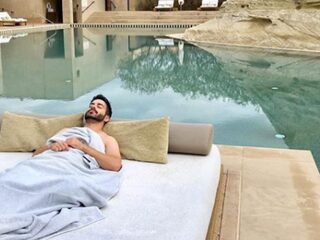 'Slapende influencer' reist wereld rond en verblijft in superluxe hotels