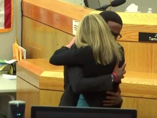 Jongen (18) knuffelt vrouw die zijn onschuldige broer vermoordde