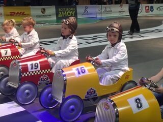 FunX-luisteraar Kitty geeft zieke kinderen dag van hun leven in haar snelle auto