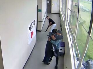 Student met shotgun tegengehouden door knuffel van coach