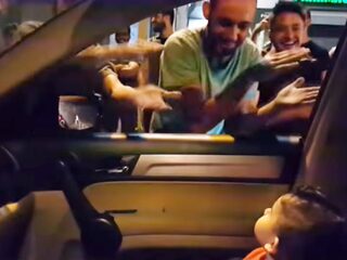 Demonstranten zingen 'Baby Shark' voor bange peuter