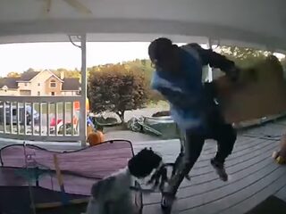 Pakketjesbezorger schrikt zich rot bij Halloween-huis