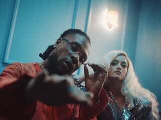 Burna Boy verrast fans met de videoclip van 'Omo'