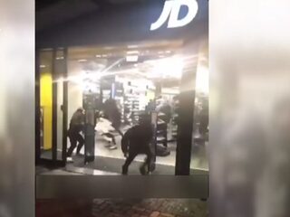 JD Sports Amsterdam geplunderd: medewerkers met messen bedreigd