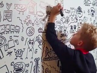 Jongetje (9) krijgt straf voor tekenen in de les, heeft nu eigen 'doodle'-muur in restaurant