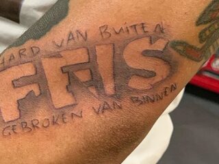 Ronnie Flex eert overleden Feis met tatoeage