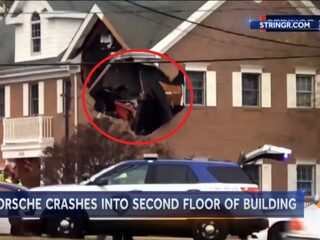 Porsche vliegt eerste etage gebouw binnen: twee doden