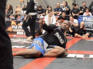 MMA-vechter kotst alles onder na scheet in gezicht